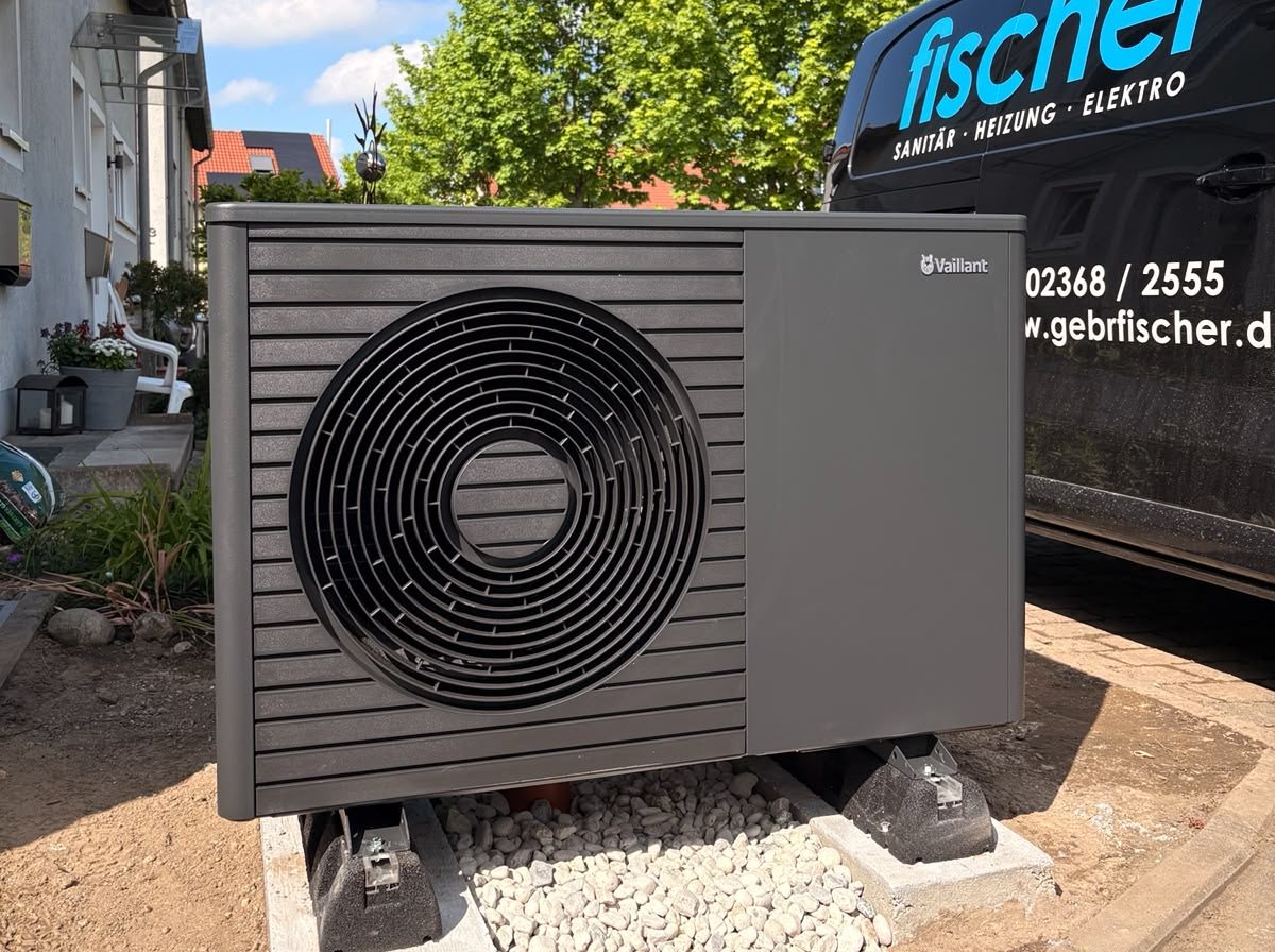 Moderne Wärmepumpe an einem Wohnhaus